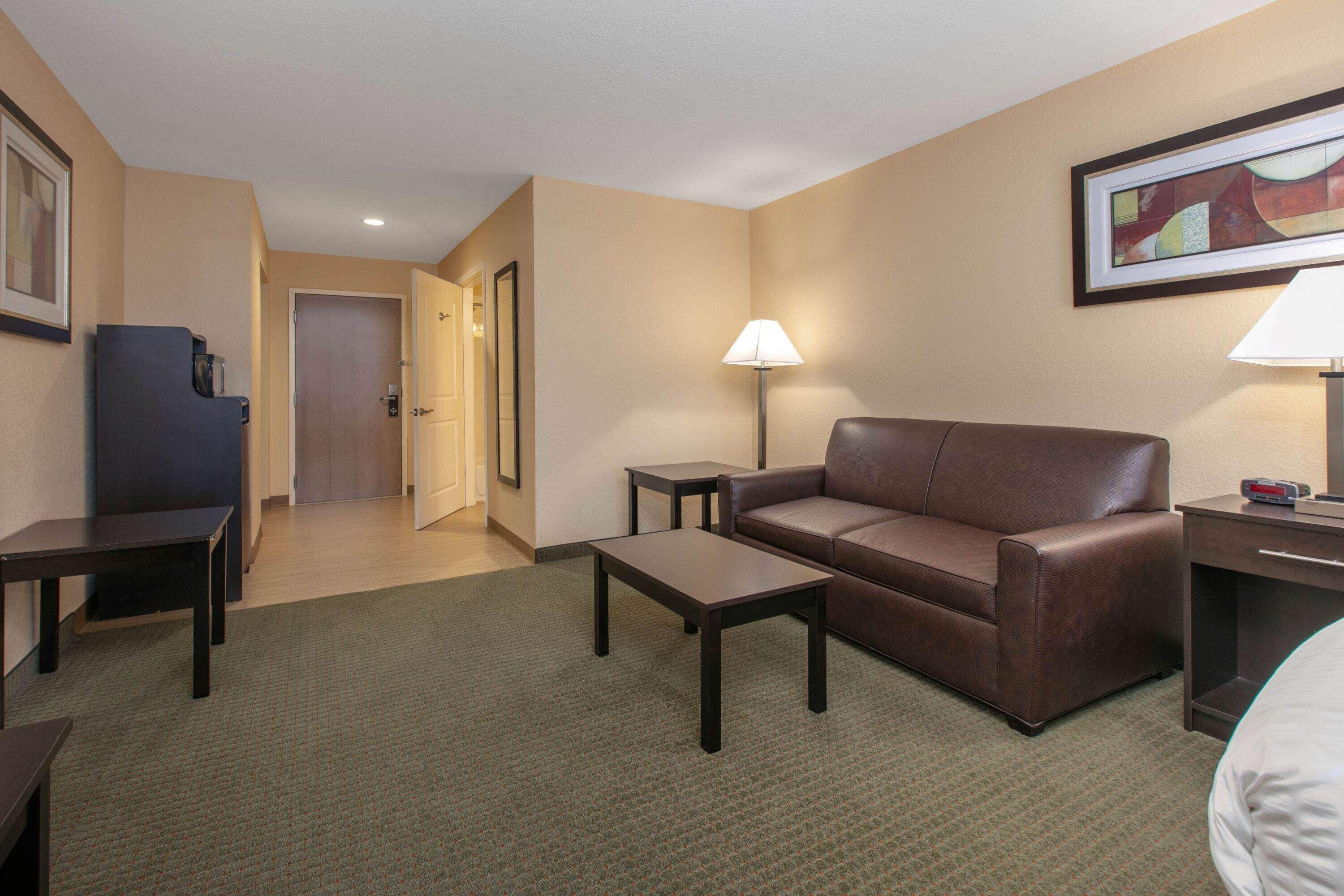 Days Inn & Suites By Wyndham Florence/Jackson Area Exterior foto